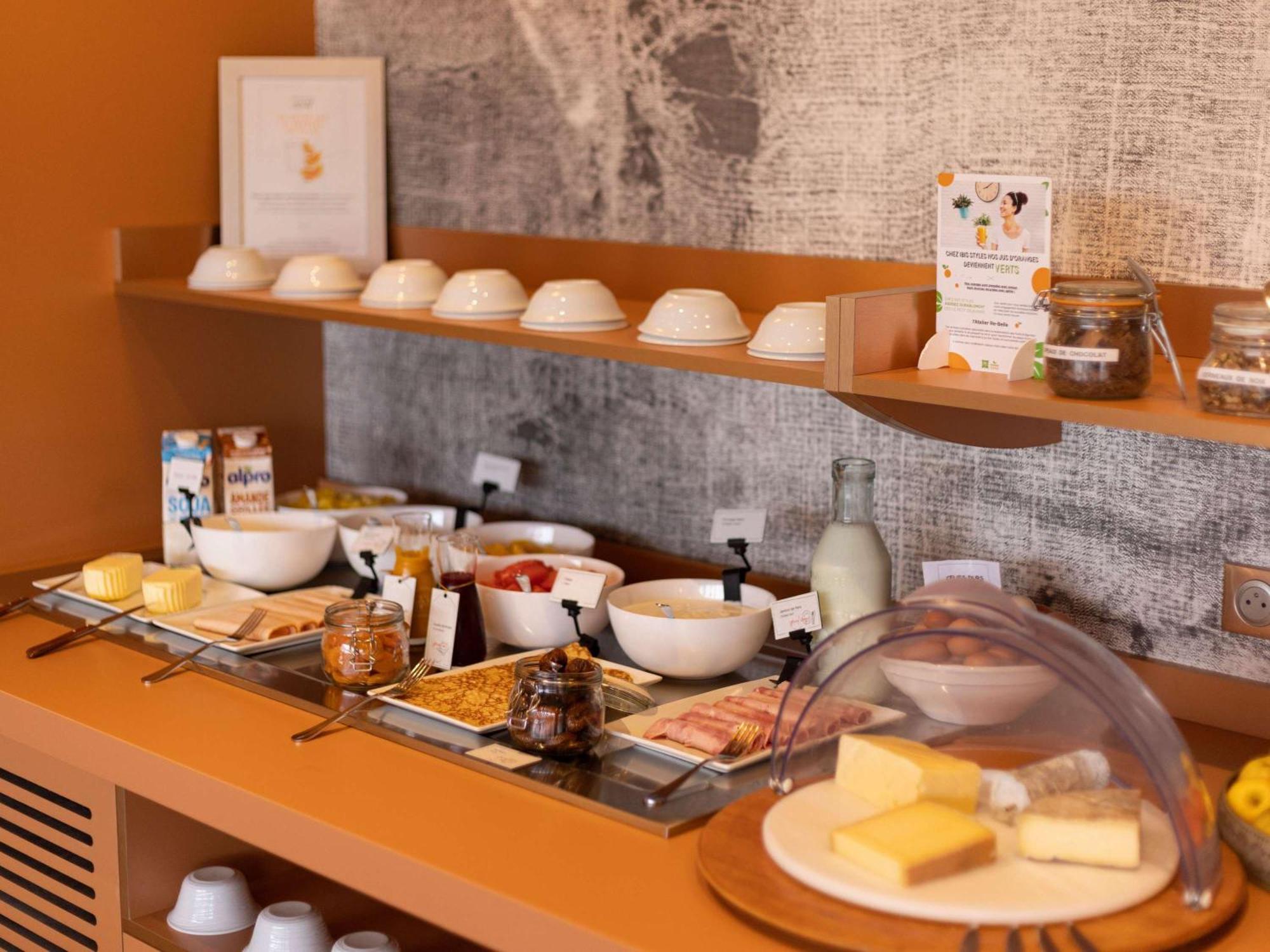 Отель Ibis Styles Шинон Экстерьер фото